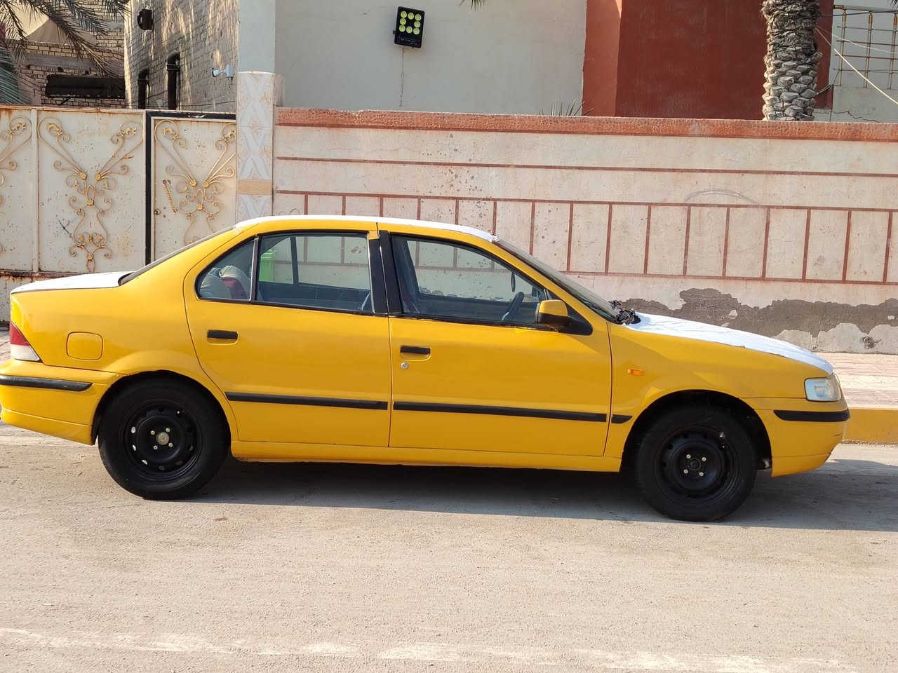 السلام عليكم للبيع سمند ٢٠١٠ مصفره هيئه غرامات كير ومكينه جدد بلشرط السياره خير من الله راعيه يريد مداور السعر ٢٦ وبيه مجال الاستفسار ***********
