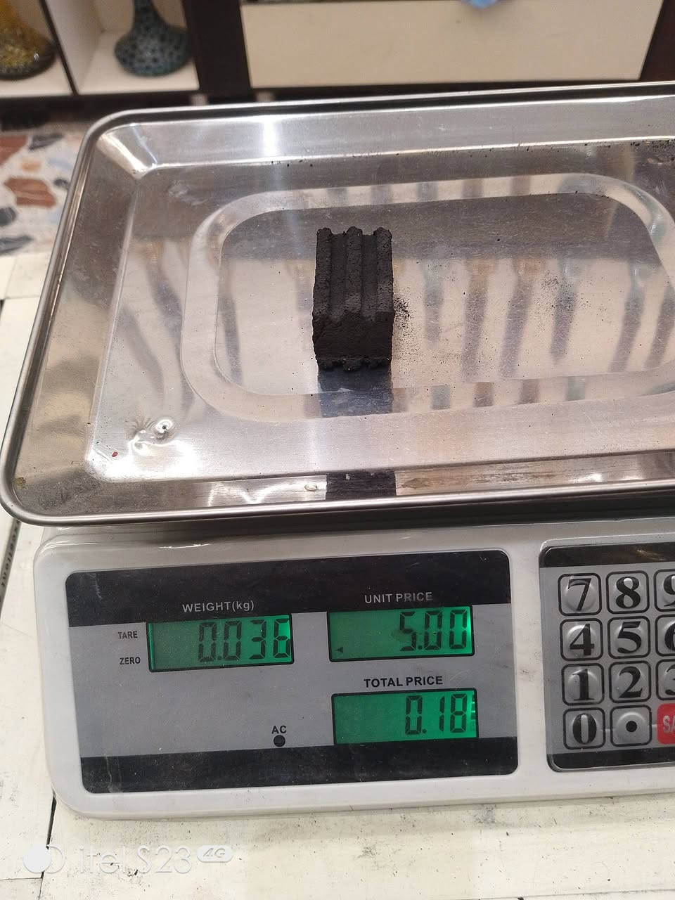 العنوان: 🔥 فحم الصقر "الأصلي" وصل لبغداد - تصفية وجبة النخبة 🔥
​يا أهل النركيلة والذوق الرفيع.. تعبتوا من الفحم اللي يدوّخ؟ اللي بيه ريحه؟ اللي يخلص بـ 30 دقيقة؟ 😤
​اليوم جبنالكم "ملك الفحم" الإيراني مباشرة من مزارع جهرم لبيتك أو كافيتريتك! 🇮🇷✈️🇮🇶
​✅ المواصفات اللي تخليك تشتري وأنت مطمن:
​شكل "أصابع" (مظلع و مشطب و ملس): مرتبة، صلبة، وتطول على الرأس أكثر من ساعتين.
​رماد ثلجي: ماكو هوسة ولا طقطقة، رماد أبيض صافي دليل النقاوة ❄️.
​بدون ريحة أو دخان: استمتع بطعم المعسل الأصلي بدون دوخة راس.
​مفحوص ومضمون: بحكم خبرتي باللغة الفارسية وتعالجي المباشر مع معامل جهرم، فحصت هذي الوجبة قطعة قطعة.
​📦 العرض الخاص (تصفية مخزن):
​الكارتون وزن 10 كيلو صافي.
​السعر: [24 فقط] (سعر تصفية مو سعر شركات!).
​يوجد أسعار خاصة جداً لأصحاب الكافيهات والجملة (للكميات فوق الـ 10 كارتونات).
​📍 الموقع: بغداد (مع توفر خدمة توصيل سريعة لباب البيت).
​📞 للحجز والاستفسار (واتساب أو اتصال):
[***********]
​ملاحظة: الكمية محدودة (باقي 488 كارتون فقط)، الأولوية لأسبقية الحجز!
