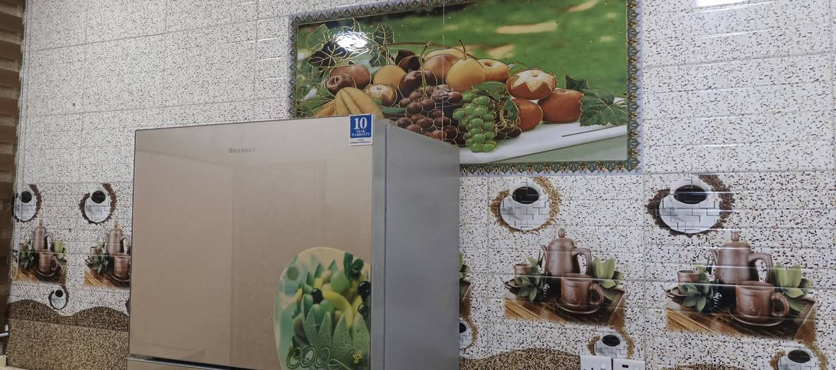 سلام عليكم يوجد لدينه بيت زراعي لبيع مساحته 210متر بي منام 3صاله مطبخ حار وبارد مساحته درج وكراج صحيات دخلي وخارجيه لبيت عالي عن شارع خدمات كامله مال  شارع مي مجاري كهرباء تبليط سعر 78 لمكان زراعي حي جمعيه قرب ملات صكر لحياني لي يريد يتفضل خاص لو يتصل على رقم الهاتف صاحب لبيت
*********** محمد
