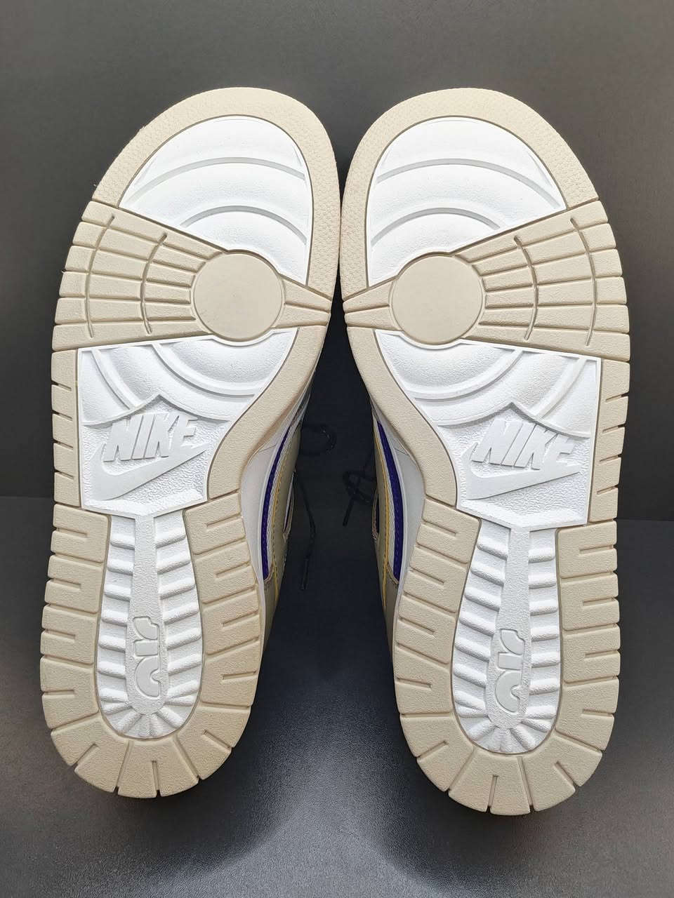 New Nike Air Dunk Jumbo Shoes Sneakers - Light Brown (DV0821-101)
متوفر حذاء نايك قياس 44 وطول القدم 28 سم والصناعة فيتنامي، جديد غير مستخدم، كوالتي ممتاز جدا بضاعة اوربية ، لون مميز ،قطعة مميزة وراقية بمعنى الكلمة
يوجد توصيل لكافة المحافظات ***********
