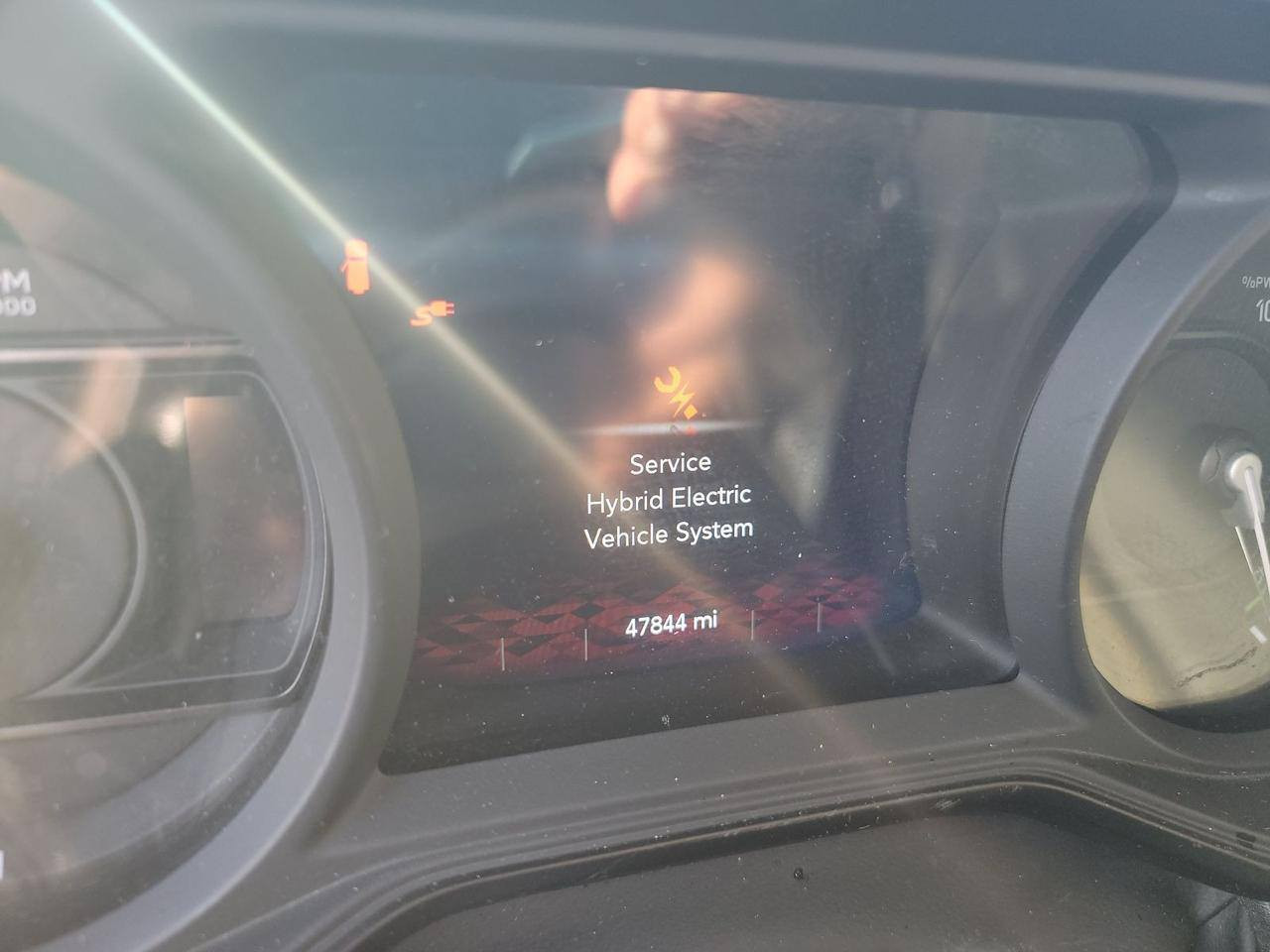 السلام عليكم جيب لانكلر صحاري موديل 24 فول الفول بلاك توب هايبرد وشحن وبانزين قماره  تنفتح وتنسد حادثه موضح بالصور سياره حاليا بعمان الحره تباع على وضعه تدخل على أربيل معفيه كمرك فقط رقم ونقل تدفع السعر 175 بيه مجال بسيط المراسله على الرقم ***********
