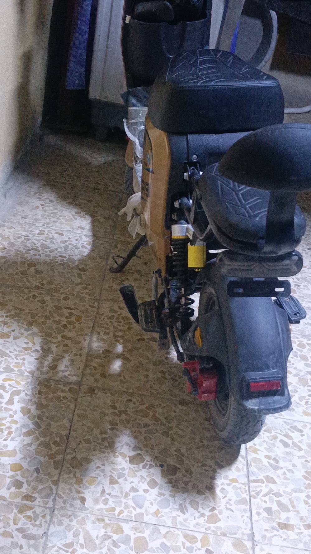 دراجه شحن نوع ار تسعه حلوه مديل سته وعشرين لون مميز 
العنوان: لمحبي التميز والقيادة العصرية.. دراجة R9 (موديل 2026) من شركة Welly بحالة الوكالة
​نص الإعلان:
​هل تبحث عن تجربة قيادة تجمع بين الفخامة، الأداء الرياضي، والتكنولوجيا النظيفة؟
​أعرض لكم اليوم دراجتي الخاصة R9 الكهربائية (شحن)، موديل 2026، من شركة Welly الرائدة. الدراجة ليست مجرد وسيلة تنقل، بل هي قطعة فنية لمحبي الدراجات الرياضية بتصميمها الشرس وأدائها المذهل.
​لماذا هذه الدراجة؟
​حالة نظيفة جداً: الدراجة مهتم بها بعناية فائقة، وكأنها خرجت للتو من المصنع. لا خدوش، لا أعطال، ومحافظ على نظافتها الدورية.
​أداء شركة Welly: معروفة بجودة التصنيع والمتانة، والمحرك الكهربائي يقدم قوة وعزماً ممتازاً مع هدوء تام.
​مظهر يخطف الأنظار: تصميم الـ R9 بموديل 2026 يجمع بين الانسيابية والهيبة في الشوارع.
​صديقة للبيئة: وداعاً لمشاكل الوقود والزيوت. اشحن وانطلق بكل أناقة!
​الدراجة بحالة ممتازة وجاهزة للاستخدام الفوري. لا أعاني من أي استعجال في البيع، لذا أبحث عن المشتري "الذواق" الذي يقدر هذه النوعية من الدراجات ويعرف قيمتها.
​ملاحظة: البيع ليس مستعجلاً، السعر المطلوب يتناسب مع حالة الدراجة وموديلها الحديث.
​للمهتمين والجادين فقط، يرجى التواصل معي عبر الرسائل لمزيد من التفاصيل أو لتحديد موعد المعاينة.
​كن مميزاً في طريقك، وامتلك دراجة R9 اليوم 