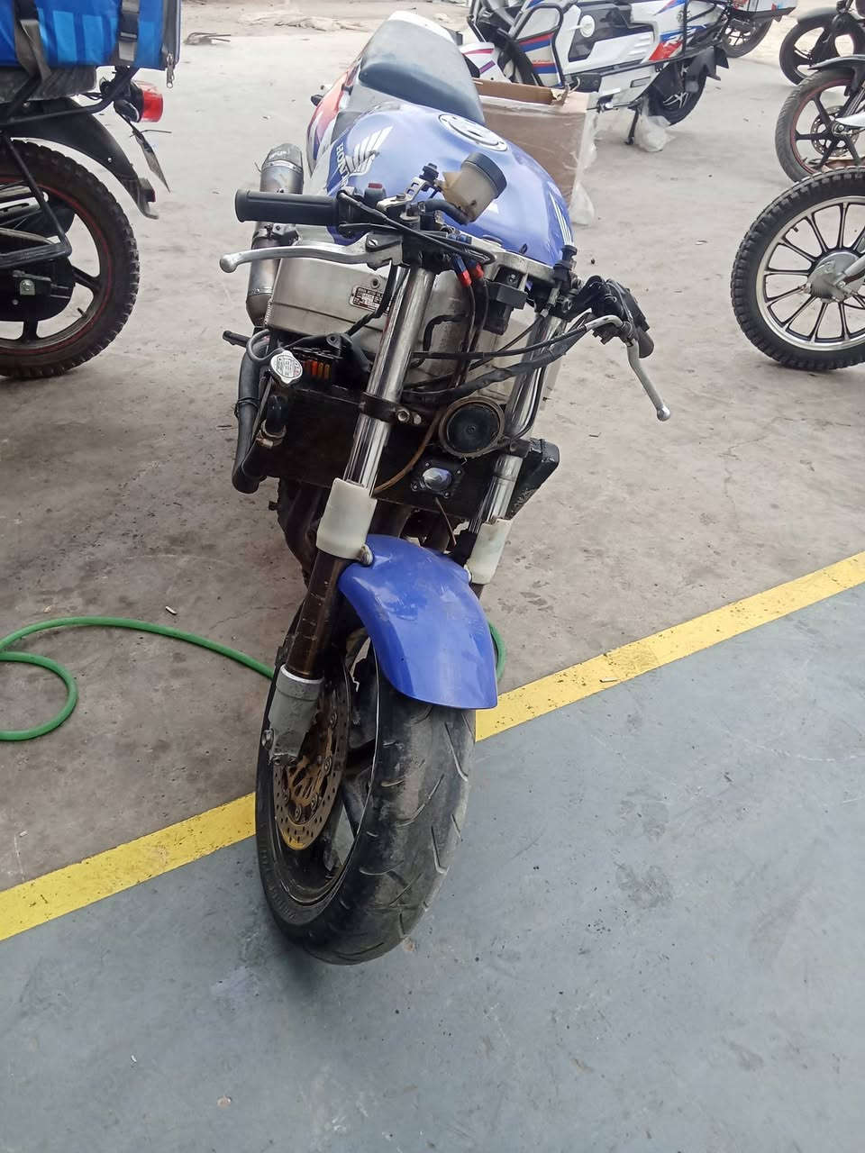 اسلام عليكم دراجه هوندا CBR900RR للبيع دراجه شغاله كلج جديد بس كامت صعد دهن على البلك خانه وحده على حطتها 1.300 *********** مكاني بغداد
