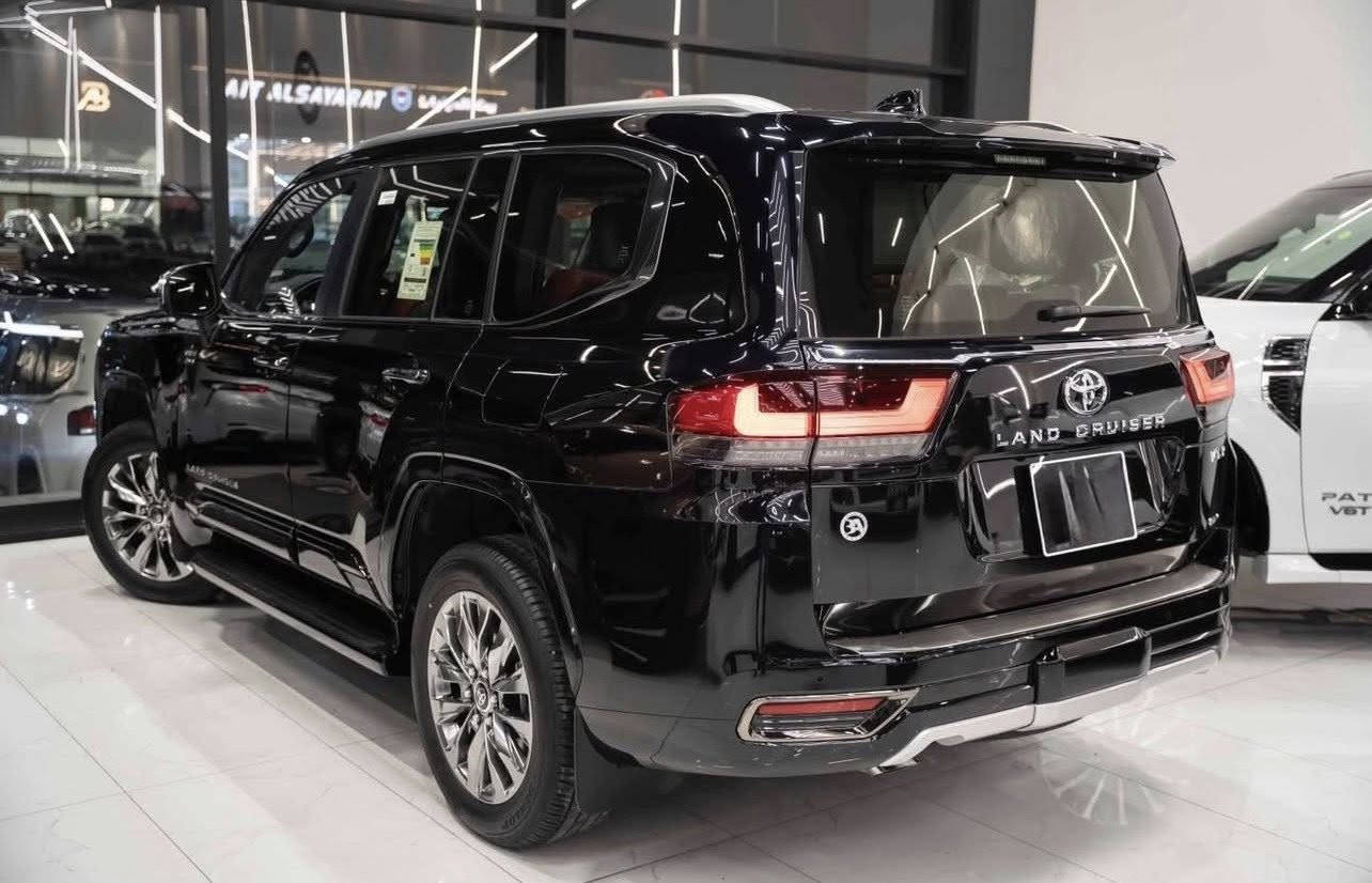 VXR HEV 2025  لاندكروز هايبرد
شركة ساز كفالة عامة من كلشي ماشية 4000 كيلو فقط 
فول مواصفات رقم اربيل 
مغلفة ppf بالكامل 2000$ ضمان 15 سنة
مضللة بالكامل تضليل سنوي تمشي بكل المحافظات   

نوع المحرك: 3.5 لتر 6 إسطوانات توربو مزدوج
القوة القصوى: 457 حصان
عزم الدوران: 790 نيوتن متر
ناقل الحركة: 10 سرعات اتوماتيكة
نظام الدفع: دفع رباعي مستمر
عدد الركاب: 7 ركاب
نظام تويوتا للأمان (TSS)
مثبت سرعة تكيفي

5 وضعيات قيادة  
نظام الحماية من التصاد
تنبيه مغادرة المسار
التحكم التلقائي بالنور العالي
نظام الرؤية المحيطية
نظام الحماية في المواقف (PKSB)
حساسات ركن أمامية وخلفية
نظام صوتي مدمج بشاشة 12.3 بوصة
نظام ملاحة
أبل كاربلاي
14 سماعة JBL
مقاعد جلد
مقاعد كهربائية
شاحن لاسلكي
مقاعد مدفأة ومبردة للصف الأمامي والخلفي 
مكيف هواء تلقائي

مكان السيارة اربيل 
0788 222 2422
