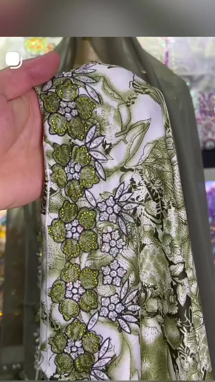 مخور مع شال
قماش حرير 3متر ممخيط
فصال الصدر والردن والشال 
يوجد توصيل ذي قار وكل المحافظات


**إذا كنت صاحب هذا الإعلان وتريد حذفه لأي سبب، رجاءا أرسل رسالة إلى الدعم الفني**