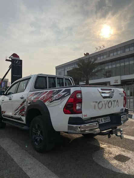 السلام عليكم 
هايلوكس SAS 2025 TRD 
رقم سليمانيه ب اسمي
وكالة ساز ام الضمان وبيه 4 تبديلات دهن مجاني
فل مواصفات 
مري شفط
كاميرا خلفيه وحساس
ماشيه 21 الف كيلو 
وايرليس شحن 
كشنات تبريد
فوريل 
دعاميه درع اصلي من شركة
6 سلندر مكينه 4000 الاف
السعر 42 الف دولار وبيه مجال مكاني السيديه
رقمي ***********
