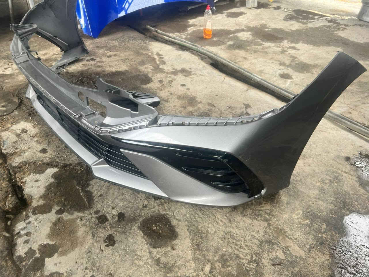 السلام عليكم غراض النترا دعاميات عدد 2امامي وثنين خلفي لحيه و حاجب وقاعده رقم اصليه النترا 24 و 25 فرشة صندوق اصلي عضم فلينه كامله بنيد بي ضربه الي يحتاج شي يتصل ويدلل.  ***********
