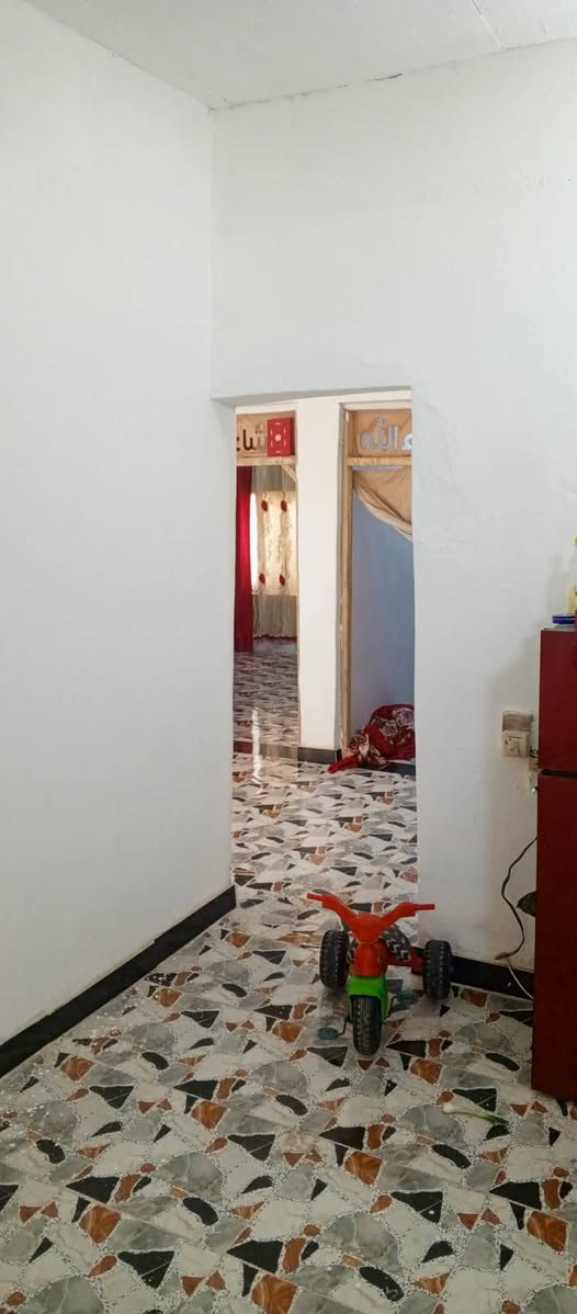 دار لبيع تجاوز غرفتين وصاله ومطبخ وحمامات دخليه وخارجيه نعمانيه حي الحسين قرب مدرسه الاريج تجاوز مساحه 300 متر السعر 18 وبيه مجال قليل ***********
