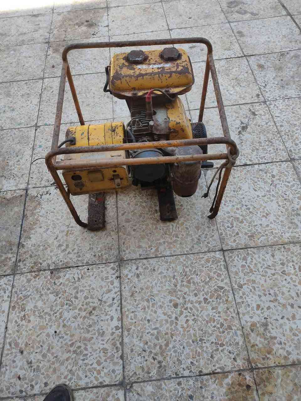 مولد 3 KV تعمل علئ كاز و بانزين شغاله كلشي موضح بالصور مكسور الشاصي فقط يرادله لحيم *********** بغداد السعدون
