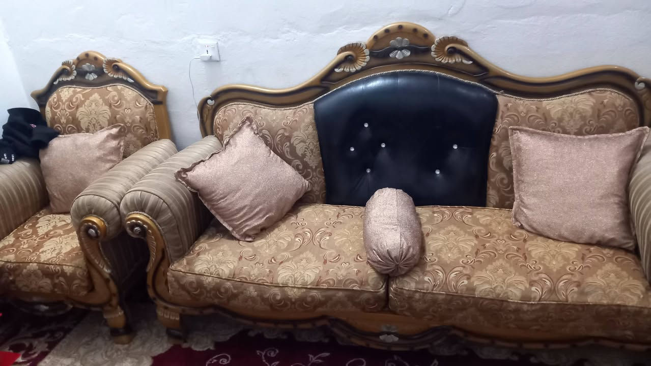 تخم قنفات ملكي للبيع بسعر مميز جداً! ✨
لعشاق الفخامة والترتيب، متوفر حالياً تخم قنفات بتصميم كلاسيكي أنيق (نقشة ملكية) يجمع بين القماش الفاخر والجلد المريح. التخم بحالة جيدة جداً ويضيف لمسة رقي لبيتك.
​✅ الملحقات: التخم يجي وياه 3 طبلات هدية.
✅ العرض: البيع نقداً أو مراوس (حسب الرغبة).
✅ السعر: 180 ألف دينار فقط (وبي مجال للطيبين).
​📍 العنوان: ديالى - بعقوبة - المفرق - فلكة نهودة.
📞 للاستفسار والتواصل: ***********
