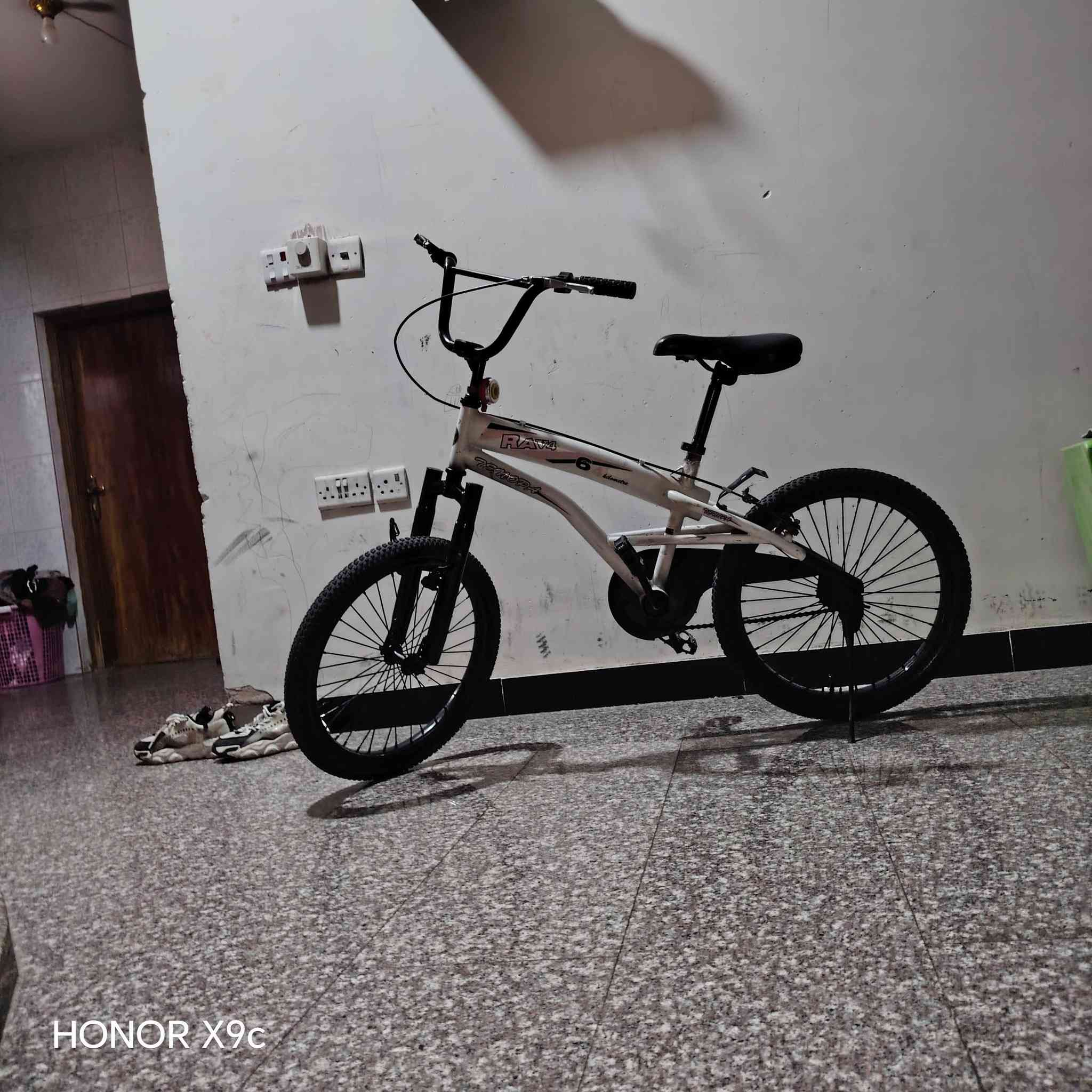 السلام عليكم عندي هذا البايسكل للبيع بـ ٥٠ الف قفل للاتصال على هذا الرقم ***********
