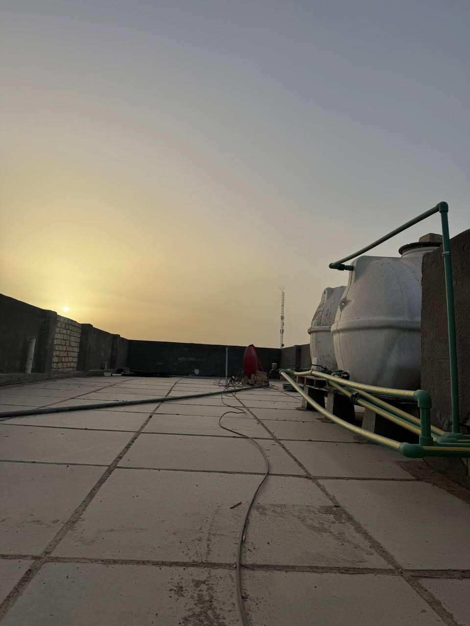 البيت بناء سنه 2026 يعني زيرو
منضومه غاز كهرباء كل طابق مفصول وحده 
منضومه انترنيت كامرات سبالت دفن 
البيت مضلوم ب التصوير تجي وتشوف بعينك 

استفسار *********** 
*********** 

البيت معروض 180 مليون دينار  قابل للتفاوض
