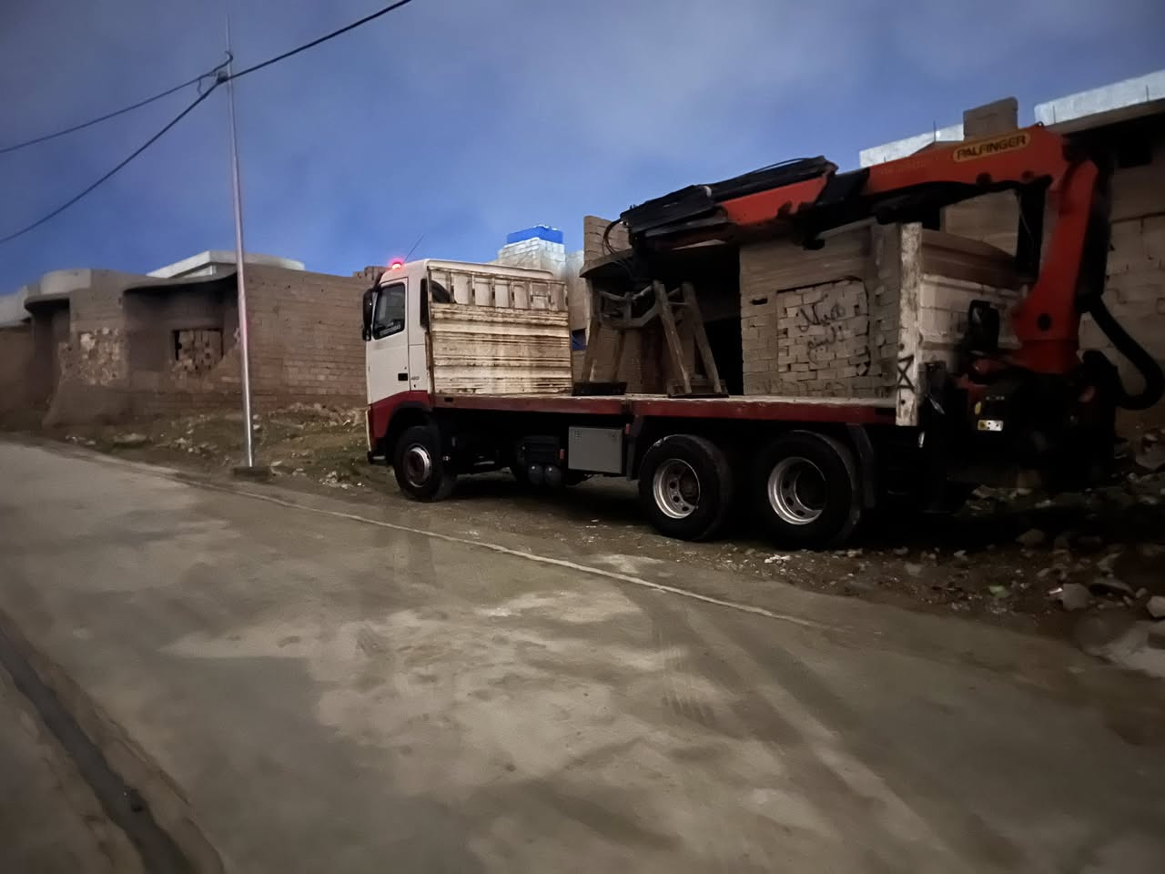 السلام عليكم كرين فولفو 2006 شاصي طويل بلادي كرين موديل2017 حجم23 الف سنويه جديد جهازه ع شغل ***********
