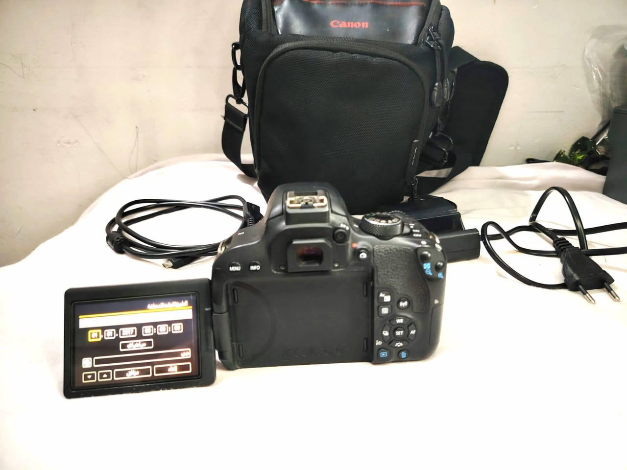 السلام عليكم كامره كانونD800 موصفات حلوه عدسه ١٨, ٥٥ ، فول ملحقاته جنطه، وشاحنه، بطارية اصليه وكاله سعر بطاريه ٩٠ دولار بسعر، ٣٧٥ وبي مجال عنواني زعفرانيه شارع معهد *********** شرايه
