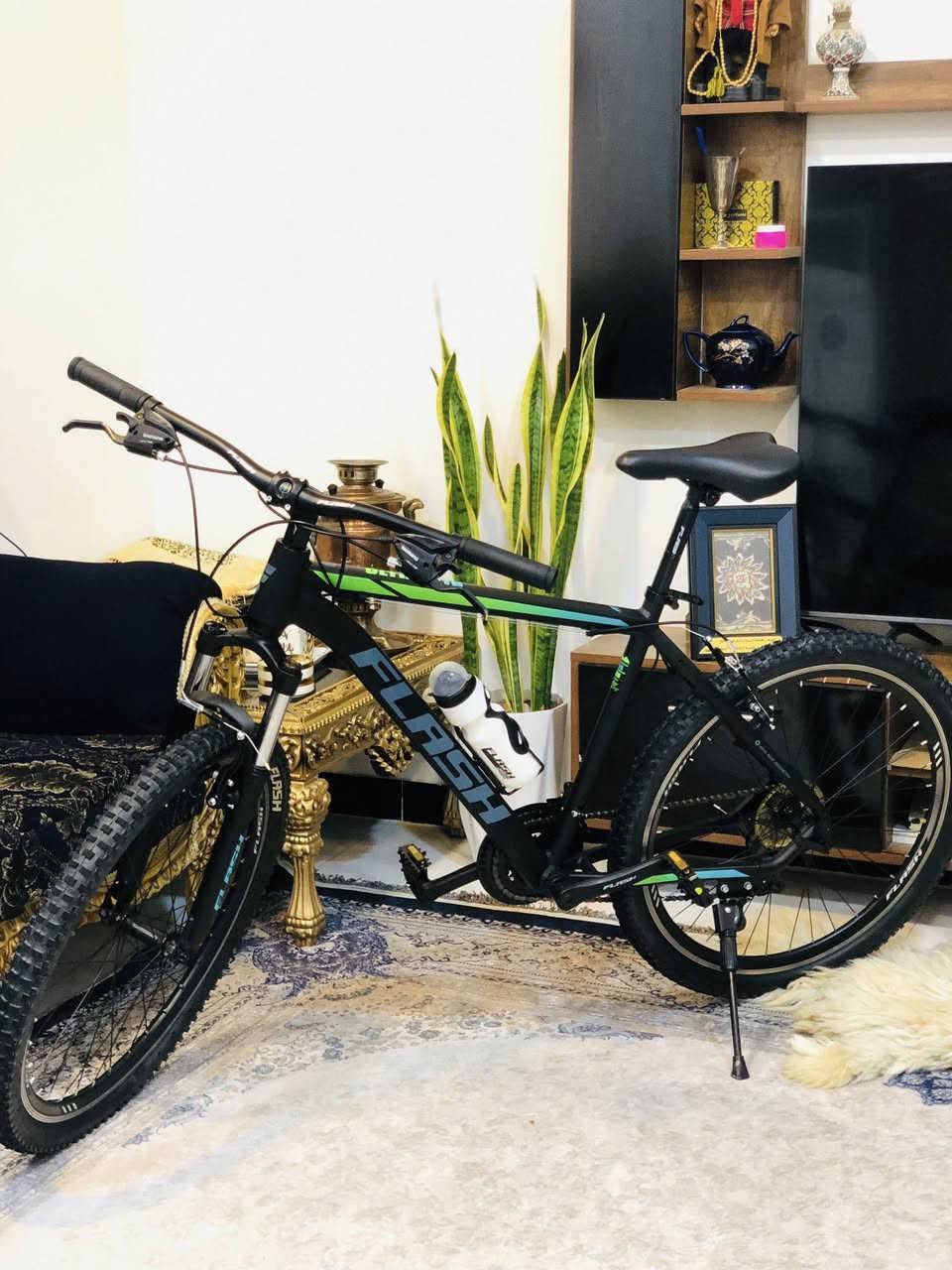 السلام عليكم..
للبيع بايسكل FLASH ULTRA V16 بحالة الوكالة (جديد تماماً). البايسكل اشتريته قبل 3 أيام فقط واستخدامه جداً بسيط، يعني بعده بجماليته وكوالتي الجديد تماماً. 
اللون : 
اسود طافي مطعّم بأزرق وأخضر 
المواصفات: 
 • الموديل: FLASH V16 (الأصلي).
 • الحجم: 27.5.
 • الحالة: بحالة الزيرو (مستعمل 3 أيام فقط)، لا شخط ولا نقص، والتايرات لسه بشعراتها.
 • نظام البريك: V-Brake (المخدات) سريع الاستجابة.
 • گير السرعات: 21 سرعة (3 تروس أمامية و 7 تروس خلفية)، نظام تحويل السرعات سلس وممتاز.
 • الهيكل: ألمنيوم خفيف وتصميم عصري. 
 • السعر: 225,000 دينار عراقي 
 • الموقع: بغداد - التاجيات.
 • للتواصل: [***********] موجود واتساب
