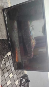 شاشة سمارت ماركة hero حجم ٤٣ للبيع نظيفة جدا بسعر ١٥٠ للاستفسار الاتصا...