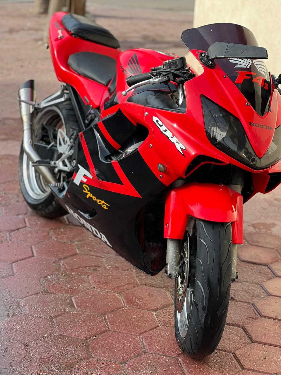 السلام عليكم 
هونده افوراي موديل 2004كفاله الدراجه 
مكينه 600
تراي وين مايعجبك السعر27وبيها مجال قليل
الدراجه اوراق فقط ***********
