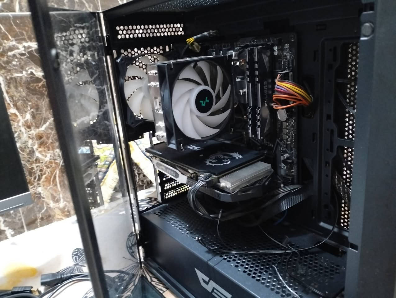 حاسبه للبيع السعر 900 و بيها مجال 
مستخدمه شهرين 

مواصفات الحاسبة 
معالج R5 5600
كرت الشاشه  GTX 1660Ti msi
رامات 16
هارد 1 تيرا ssd
كيس دارك فلاش 
مذر بورد b550 asus

ملحقات 
مايك 
سماعه 
كيبورد ميكانيكي
ماوس اتاك شارك
ماوس باد
جوستك إكس بوكس
واي فاي 
بلوتوث 
كل الأغراض مع الكراتين
يو بي اس 1200
شاشه Lenovo 144 HZ

للاستفسار تواصل خاص 
المكان بغداد الحسينيه


**إذا كنت صاحب هذا الإعلان وتريد حذفه لأي سبب، رجاءا أرسل رسالة إلى الدعم الفني**