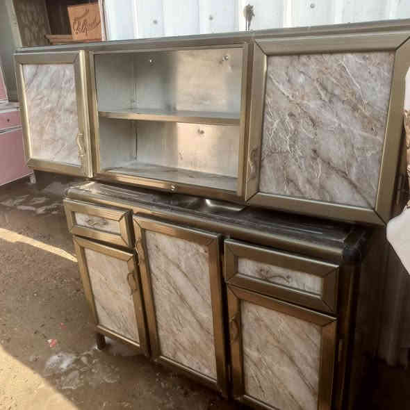 السلام عليكم اغراض للبيع كلمن وسعره الاستفسار خاص أوعلى الرقم *********** وبيه واتساب
