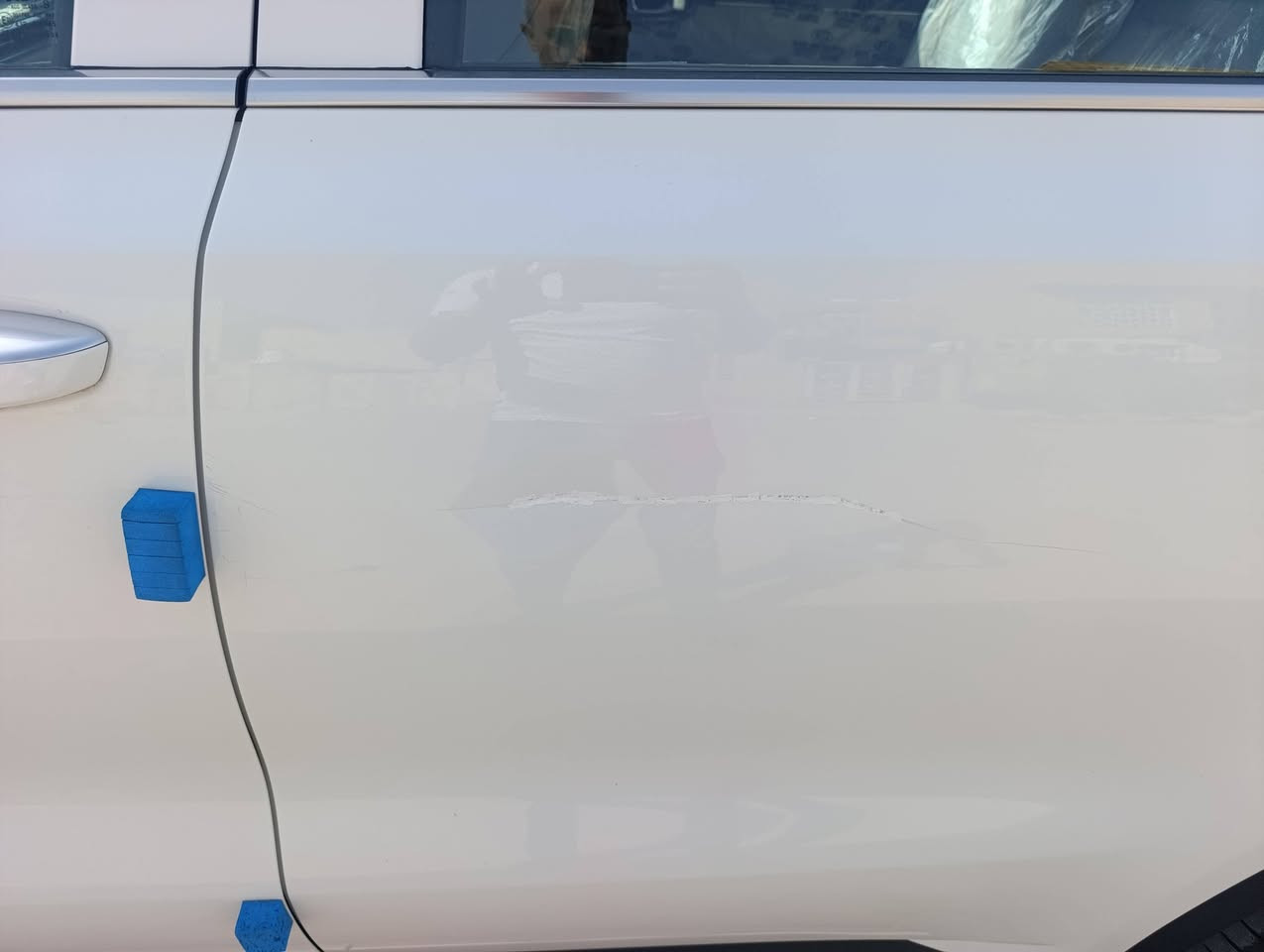 سورنتو خليجي موديل 24مكفول ماشيه 39 مواصفاته معروفه بصمه داتا شو سبعه راكب ثلاث قطع تبريد باقي المواصفات معروفه تحويل مباشر 
السعر المطلوب 320 ثلث شدات وعشرين بيه مجال بيه شخط بسيط اباب خلف السائق الباقي على وضع الشركه 
موجوده بالناصريه حي الشهداء 
تليفون ***********
