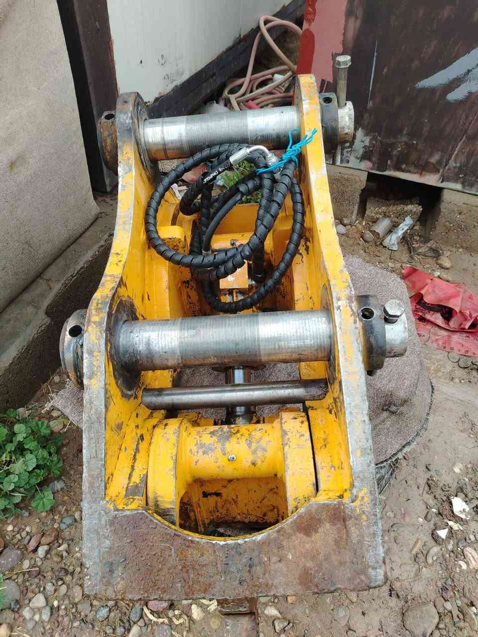 يوجد لدينا كماشه للبيع كامله من كل شيء رقم الهاتف
***********
