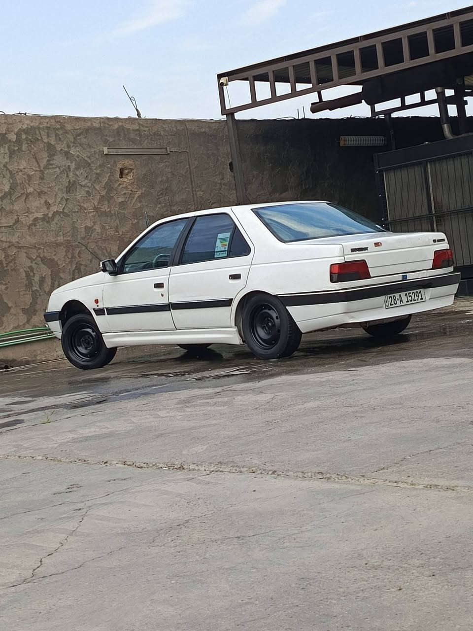 سلام عليكم بيجو 405 
لبيع موديل)(2012) 
ضرر  جوملغ مصلح بدون تبديل 
مكان نجف ابو صخير رقم( ***********)
(السعر 38 )
