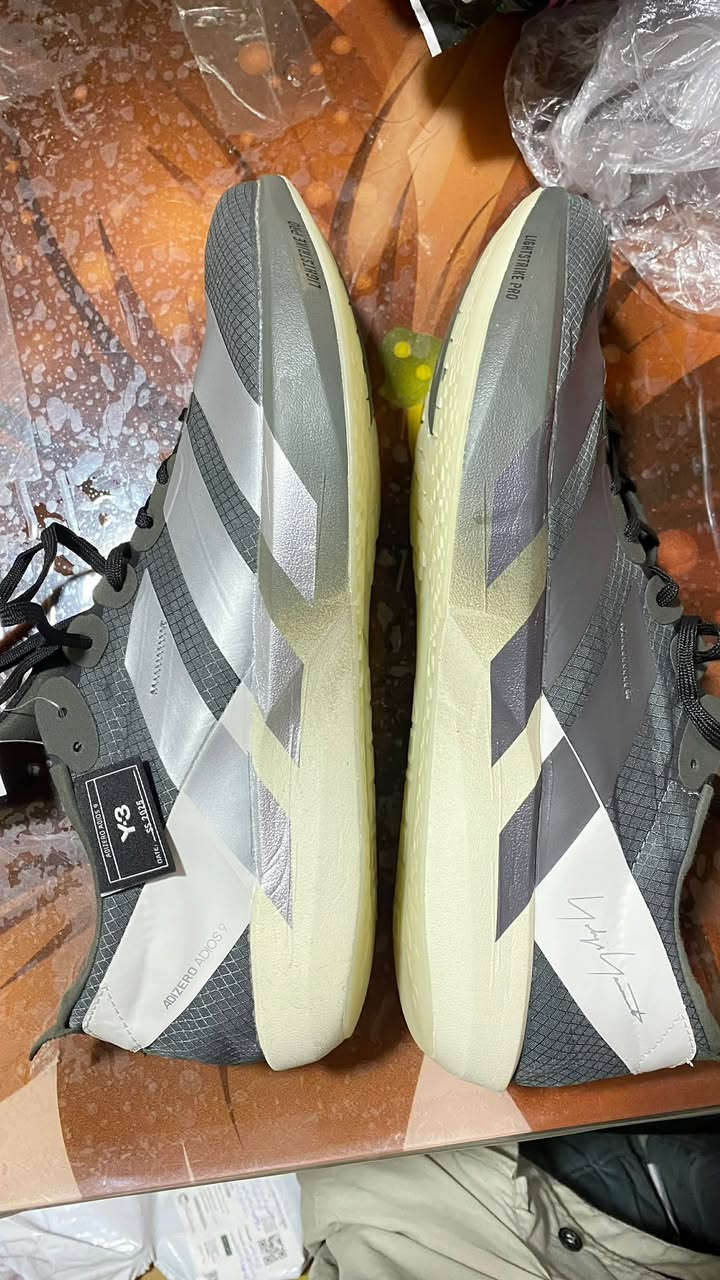 Y3 اديداس
اخضر او زيتوني 42-41 
رصاصي 41-42-44 
كل لون قياس وقطعة وقالب ناعم يفضل تاخذ قيلس اصغر 
كوالتي رهيب وزن ريشة خفيف وخاص للركض


**إذا كنت صاحب هذا الإعلان وتريد حذفه لأي سبب، رجاءا أرسل رسالة إلى الدعم الفني**