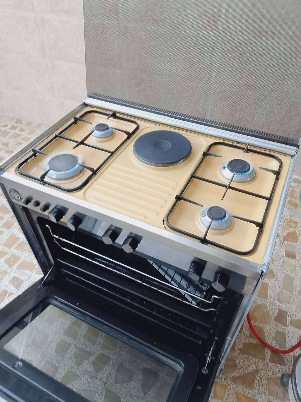 طباخ عشتار كلو شغال حيل نضيف
سعرو 150 وبي مجال تواصل عل رقم
***********
