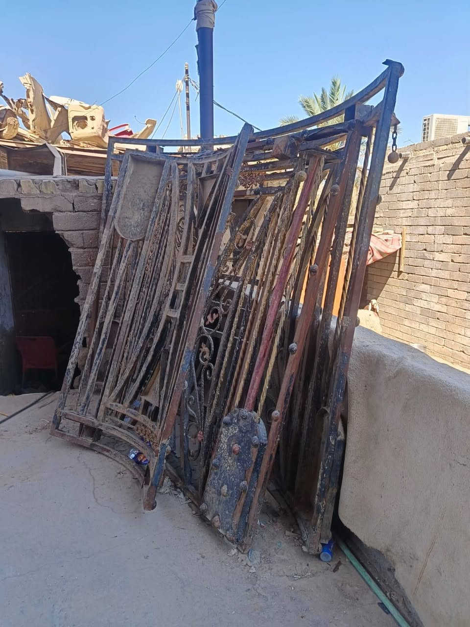 سلام عليكم شبابيج حديد للبيع حديدهن الثقيل الاصلي مكاني البصره قضاء المدينة السعر 500 وبيهن مجال الاتصال عله الرقم التالي***********
