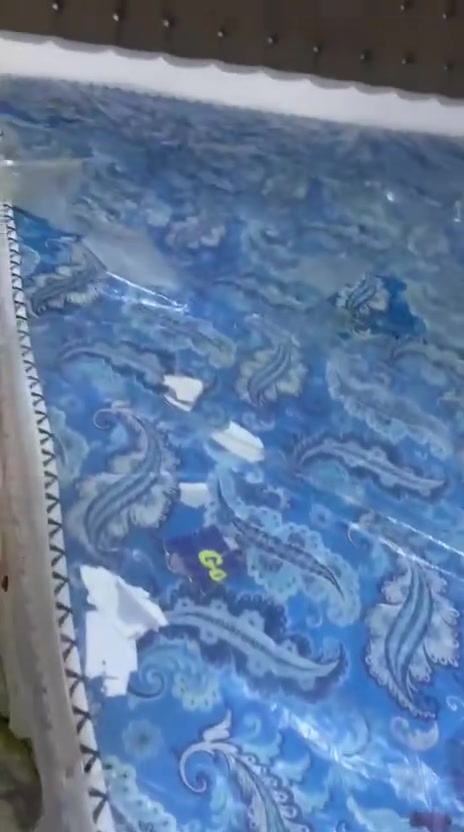 السلام عليكم . دوشك شبه جديد قياس غرفه تركيه نضيف مستخدم قليل  نوع الاسفنج مريح لضهر  قياس 180×200.....السعر 90وبي مجال العنوان البصره حي الحسين الرقم ***********فعال واتساب
