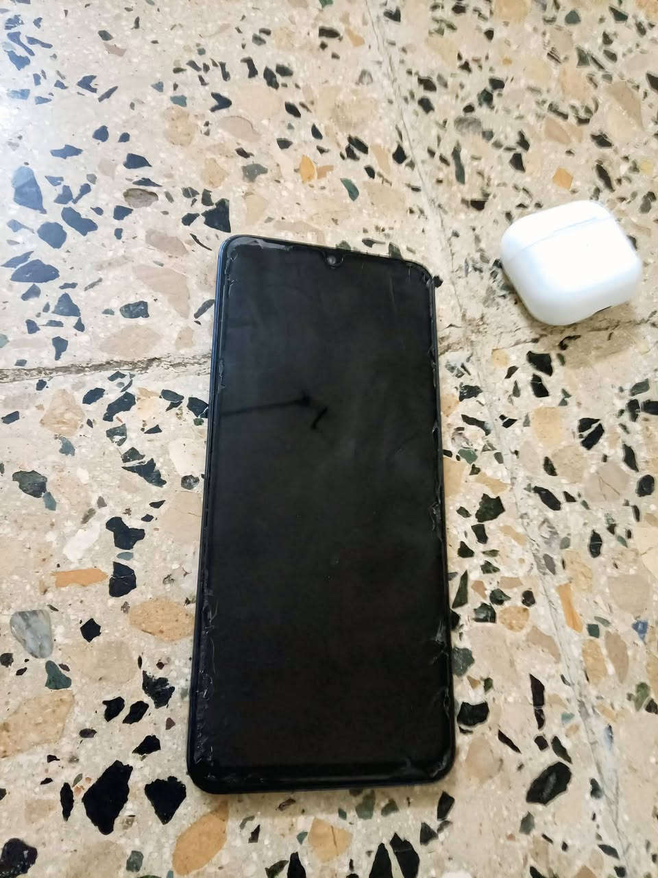 سلام وعليكم مبايل للبيع المواصفات فول الذاكره 256 ستين فريم السعر 85 وبي مجال شي قليل العنوان كركوك واحد حزيران ***********تصل

