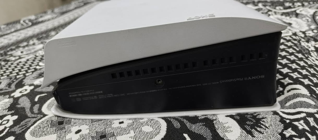 بيع بلاي ستيشن فايف سلم مستخدم 7اشهر وياه يدتين وقاعده شحن وتبريد وقرص فيفا 24 ولعبتين بالحساب هنه Resident evil village 8 ولعبة DOOM 
ومبدل بس قاعدة اج دي ام أي 
السعر(650الف) 
الرقم تواصل واتساب(***********)
