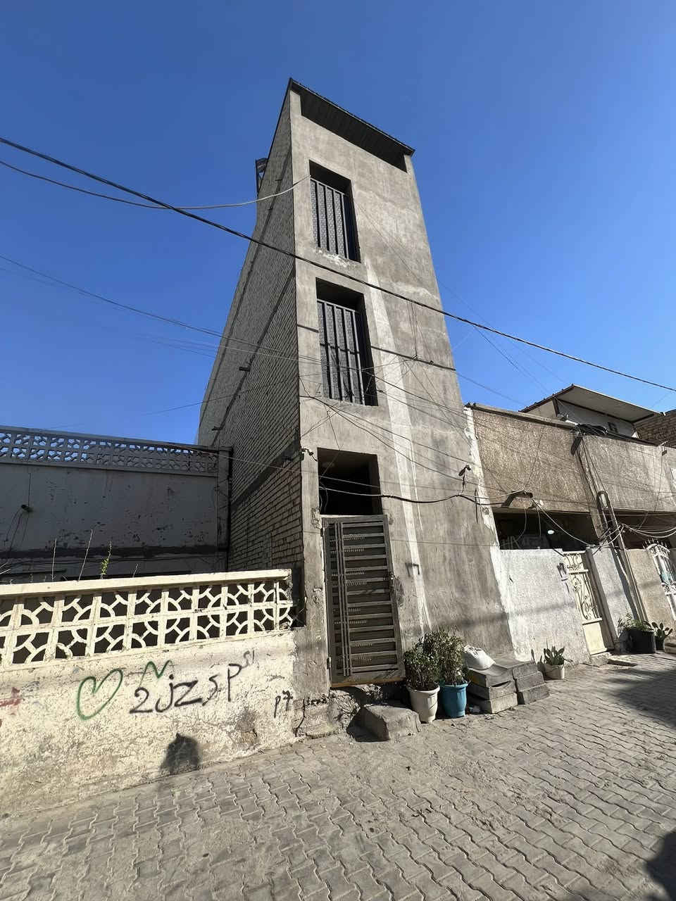 سلام عليكم   عماره لبيع مساحه ٥٥ متر يحتوي ع ثلاث طوابق 
مشتمل طابق ارضي معزول وشقتين فوك درج خارجي بناء جديد كل طابق يحتوي ع هول مفتوح ع مطبخ نظام تركي وحمام وغرفه واسعه 
كلهن نفس نظام 
العنوان حي القاهره شارع المدارس صاير بل فرع  عرض فرح 5 امتار 
رقم صاحب الدار 

***********
