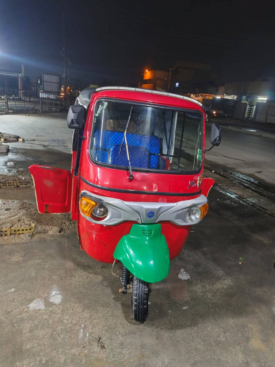 السلام عليكم تيك توك بياجو موديل 2022 اوراق كامله اصولي 10 تخم تاير جبلي تخمويل كهربائيات كلها شغاله لا تنقيص ولا تبخير تيك توك جديده بلادي لا ضربه ولا صبغ ولا معجون مثل ما موضح بالفيديو التوك توك على نظام الشركه كل شيء ما ناقصها تخاف من عيون الناس لا تشتريها مكان بغداد للاستفسار ***********
