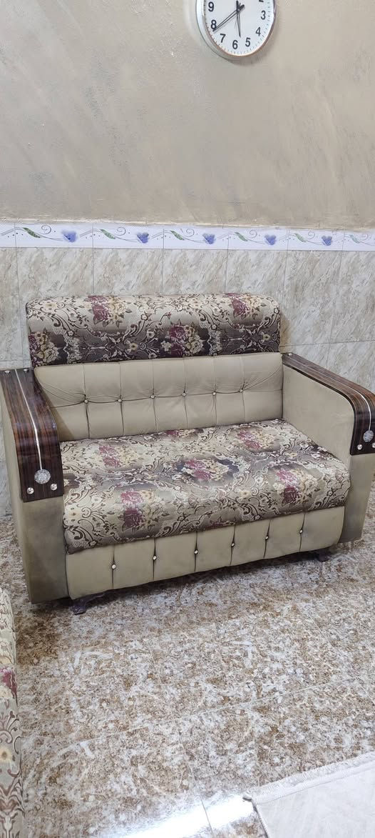 للبيع تخم قنفات 10 مقاعد + طبلتين 🛋️
المكان بغداد / تراث البياع
نسبة النضافه 95% ، ما بي ضرر، و الدوشمة ثابتة وما نازلة 
✅ القماش مطرز بنقشة ورد، ويه لمسة شمواه ناعمة
✅ الإيدين: خشب مطعم بخطوط فضية
✅ وياه طبلتين خشب (وسط + جانبية)
💰 السعر: 425ألف دينار (قابل للتفاوض شي بسيط)


**إذا كنت صاحب هذا الإعلان وتريد حذفه لأي سبب، رجاءا أرسل رسالة إلى الدعم الفني**