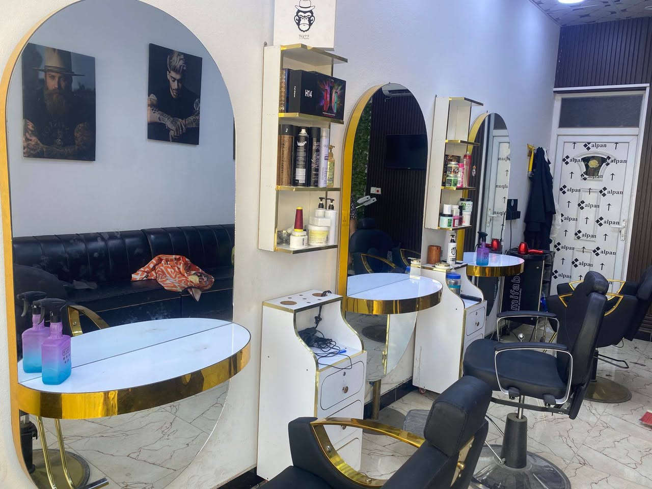 السلام عليكم
غراض حلاقه للبيع 
مرايات عدد 3
كراسي عدد3 
جهاز بخار + جهاز شمع+ جلسه اطفال
سبلت طن ونص انفينتر 
تخم جلد 
الاسعار كلهن بيهن مجال((***********
