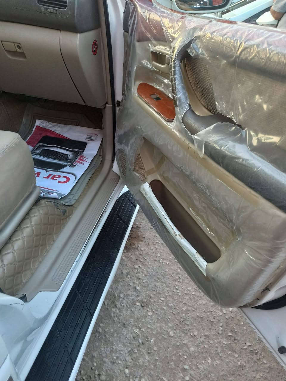 لاندكروز ٢٠٠٦دولي جديدة كفالة عامة ماشية ١٥٠ الف مكانها نجف للاستفسار ***********
السعر ١٦٥ مع مجال قليل
