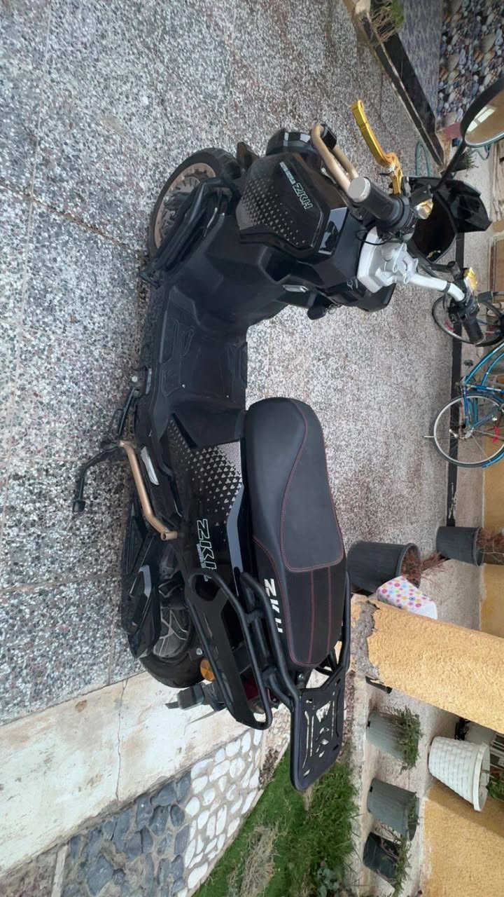 السلام عليكم ورحمة الله وبركاته

📍للبيع 📍
دراجة شحن ليماكس اباتشي الجيل الخامس موديل ٢٠٢٦ 
الدراجة بحالة الوكالة ماشية فقط ٨٠ كيلو 

المواصفات :

أباتشي لون أسود 
بطارية اعتيادية ٣٦ امبير عدد البطاريات ٦ 
تمشي مسافة حقيقية ٦٠ كيلو متر 
سرعتها الحقيقية ٨٠ حسب الوزن 
بريك رياضي دهن 
شاشة ذكية تقرأ العطلات 
نظام بگ R 
سويچ وبصمة 

الشحن من الصفر لحد المية ٩ ساعات فقط 
وتمشي ٦٠ كيلو متر بالشحنة الوحدة 

السعر 
مليون و ٤٠٠ الف 
وبي مجال بسيط 
للتواصل على واتساب 
*********** بغداد, العراق

