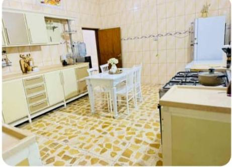 🔹دار 4غرف بالخدمات بالخاجية🔹
🔹رقم الاعلان (97)
::::::::::::::::::::::::::::::::::
🔹المنطقة:-3000
🔹نوع العقار:-دار سكن
🔹المساحة:-200م
🔹الوجه:-10م
🔹النزال:-20م
🔹عرض الشارع:- 12م
🔹سنة البناء:-2007
🔹عدد الطوابق:-طابقين
🔹تفاصيل البناء::-
🔹الطابق الاول يتكون من::استقبال ومطيخ وهول وغرف نوم عدد(2)وصحيات 
🔹الطابق الثاني يتكون من:: غرف نوم عدد (2)
🔹أقرب نقطة::-شارع المجلس البلدي
 
👈و لمزيد من التفاصيل يرجى التعليق (((ب تم)))

او الاتصال على الرقم التالي ***********

👈او زياره مقرنا الكائن في
الخاجية شارع 40 
مجاور الابتسامة الذهبية
