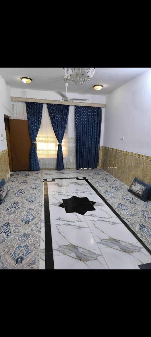 اسلام عليكم بيت للبيع مساحه 100 متر واجهه بحي الصدر الثالث قرب محلأت ابو نايف بناء  عكاده عالي عن الشارع متكون من غرفه وستقبال وطبخ وصاله وحمامات أسعر 80 مع المجال اتصال ***********
