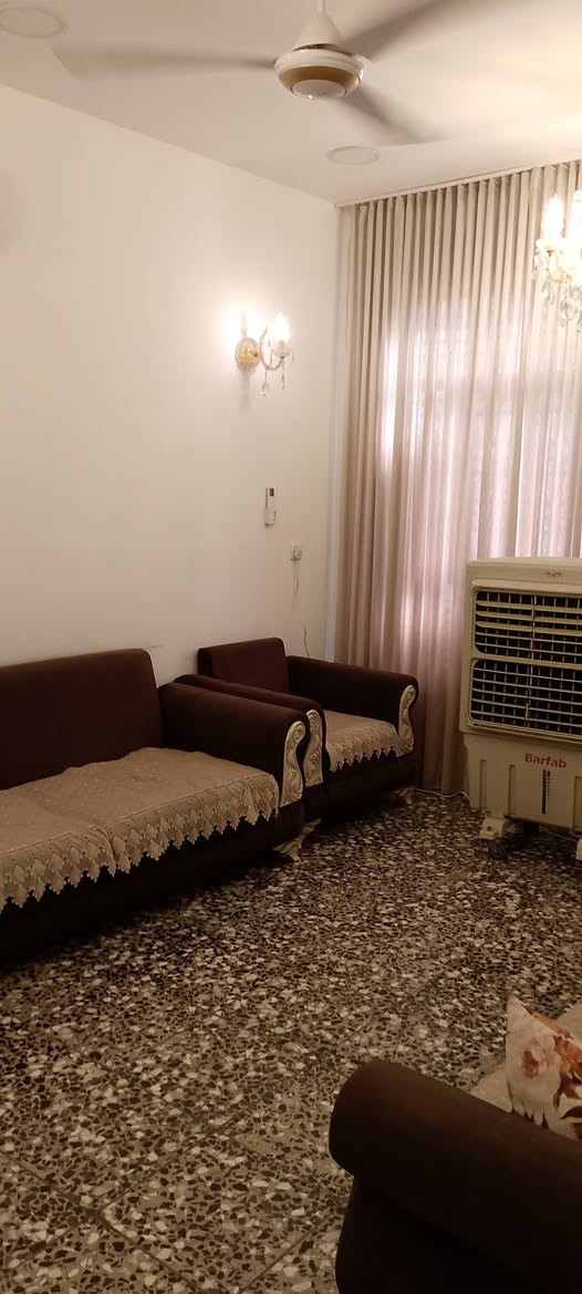 بيت 100متر في منطقة الغرير
يحتوي على استقبال واسع و ثلاث غرف نوم و
خدمات صحية في طابق الاول والثاني ومطبخ جدا واسع 
بيت حديث جدا بناء درجة اولى
منطقة كامل خدمات بدون اي نقص 
السعر 125 وبيه مجال بسيط
للتواصل ***********
