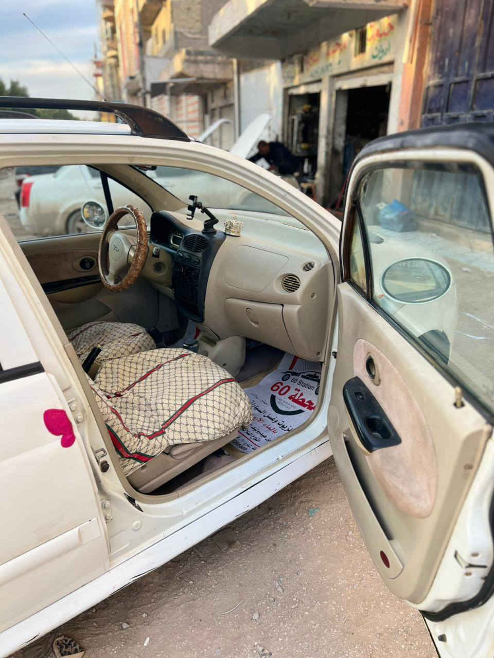 السلام عليكم كيو كيو لون ابيض موديل 2013 رقم كربلاء جديد جاهزه من كلشي حداديه ومحرك وكير وتخم تاير وتبريد شغال وشاشه وكامره  كير اوتو جام كهرباء حلوه السياره وجاهزه ترايك وين متريد  العنوان بابل حله شارع٦٠ قرب مطعم ادم *********** السعر28 وبيه مجال بسيط
