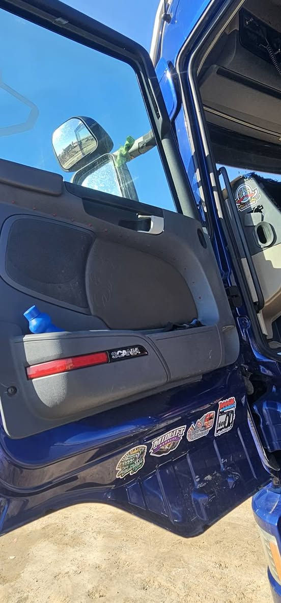 البيع سكانيه سحال بلادي فول موصفات تبريد رتايدر ثلاجه كامره حساس جوبلس امامي داخل  بيجي عربانه حدادي خالد جنابي سياره جاهزه للعمل صار شهر من ترقمت 
***********
