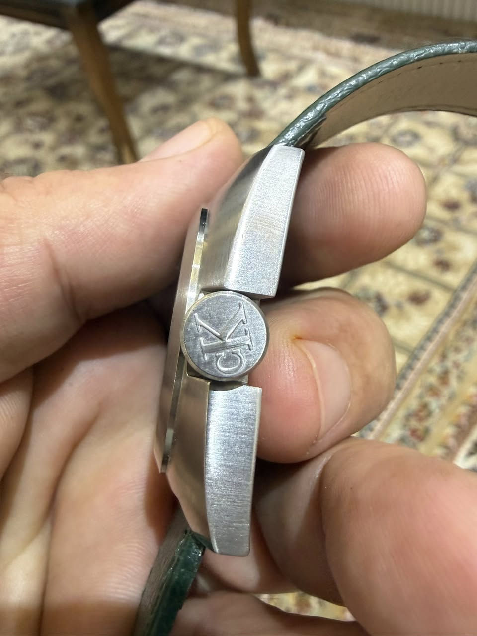 تفاصيل الساعة (حسب الصور المرفقة)
• الماركة: Calvin Klein (CK) سويسرية المنشأ (Swiss Made).
• الموديل: K12111.
• الهيكل (Case): مصنوع بالكامل من الفولاذ المقاوم للصدأ (All Stainless Steel) بتصميم دائري مميز وحجم بارز.
• المينا: بلون رمادي مطفي (Matte Grey) مع نافذة للتاريخ عند الساعة السادسة وعقارب مضيئة (Luminous) لسهولة القراءة في الظلمة.
• المقاومة للماء: تتحمل ضغط حتى 100 متر (330 قدم)، وهذا يعطيها قوة إضافية للاستخدام اليومي.
• الحزام: جلد طبيعي بلون أخضر غامق يضيف لمسة فنية للتصميم.
• الحالة: الساعة واضحة بالنظافة والأصالة
السعر 150 الف للمهتم


**إذا كنت صاحب هذا الإعلان وتريد حذفه لأي سبب، رجاءا أرسل رسالة إلى الدعم الفني**