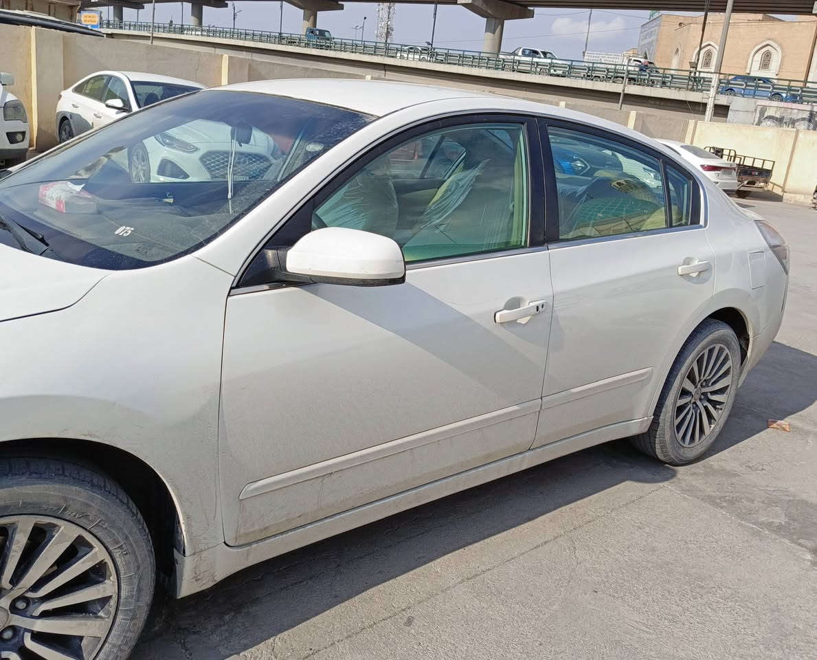 نيسان التيما وارد خليجي موديل 2008 بيهة 4 قطع صبغ بدون ضربه فقط صبغ اثر جراد رقم سليمانية سنويه لل27 تريد تحويل تريد وكاله
تخم تاير حداديه مكينه خير من الله والكير يحتاجله ادامه 
السياره بيع او مراوس بصني هندي 
مكاني نجف ***********
