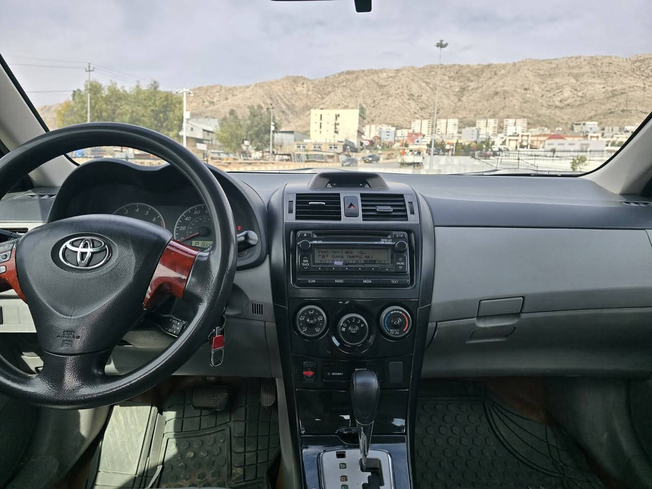 تیوتا کرولا مودیل 2012رەنگئ رەش
موسفات le گئرو مەکینە ب شەرت نە فەبویە 180یا جوی
 نیف قتعە سبخ بئ داخلی بئ بەرەشوت تەحویل و وکالە غورامە ب شەرت 10ورقە غورامە یل سەر دئ سعرئ ئنە خار 
عنوان دهوک ..***********
