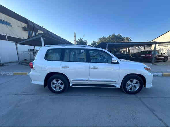 السلام عليكم سياره لاندكروز 2014 سياره نضيفه خير من الله فول مواصفات السياره بريم بدون صبغ بارد بسيط جداً مقدار شبر اًو أقل للأستفسار على الخاص او الرقم التالي *********** بغداد
