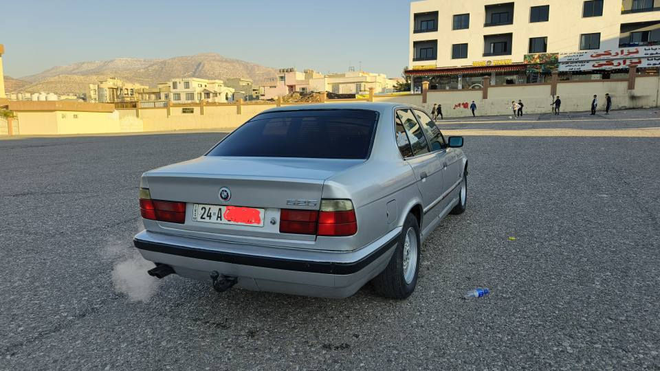 bmw 525i 1993 
گيرو مكينه شه رت  
ئوتوماتيك سلايد سلايد ديجيتال 
عام بخ بو جواني 
تايره ويل ڤه جديد شريكه 
رقم سنوي هزه جديد
*********** شيخان, نينوى

