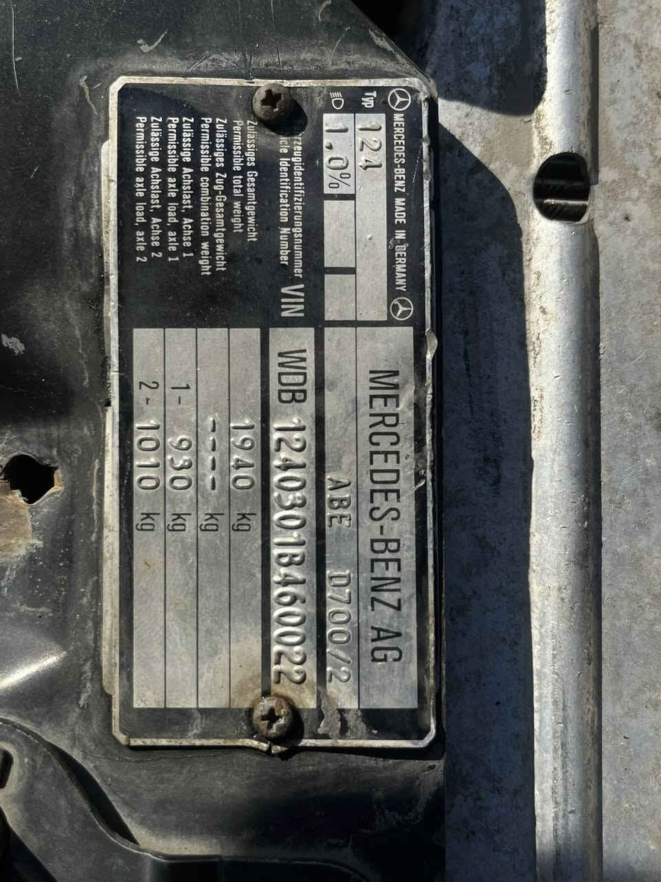 مرسيدس E300
موديل 1991
محرك عنكبوت 6 سلندر 
السيارة كاملة من ناحية المحرك 
وكاملة الكهربائيات وكلها شغاله
الكير سليم 
قواعد الدبل سليمات 
الصدر والحدادية سليمات
بيها خياسات بسيطة كلش 
سلايد روف شغال بكل تحركاته
الكشر البلاد مالتها بس جارد
داخل السيارة موضح بالصور
سعر السيارة 68 وبيها مجال
السيارة سنويتها بأسمي تحويل مباشر وماعليها اي غرامات  والسنوية لل2029 
مكان السيارة بغداد حي تونس
رقمي ***********
