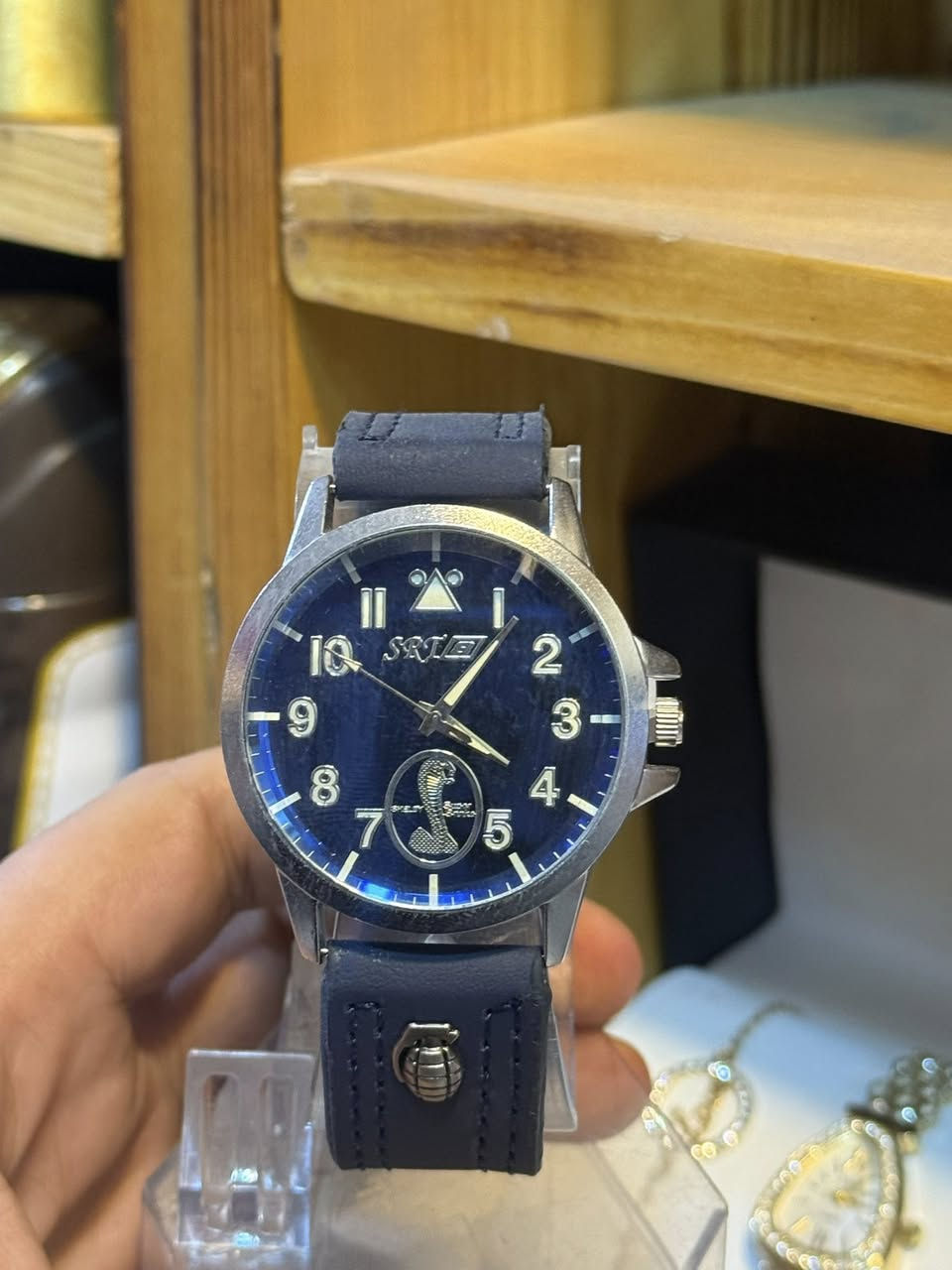 #عروضنا للعيد ساعات رجالي ونسائي 
        فقط ب 5 
الانبار هيت حي الجمعيه شارع حامي مقابل مجمع الملكه 
***********
